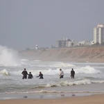 למה כולם מדברים על מזג האוויר הקיצוני: גלים גבוהים וגל חום מתחדש