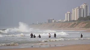 למה כולם מדברים על מזג האוויר הקיצוני: גלים גבוהים וגל חום מתחדש