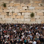 המהלך המפתיע של הרבנים הראשיים: קריאה להתעוררות פנימית בתשעה באב