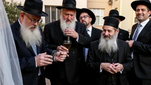 שמחה בשבת: חתונת הנכד בביתו של רב העיר בני ברק