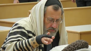 הסיפור שמאחורי חייו של ר' מנחם בנימין שמדרה ז"ל: מסע חיים מרתק בין תל אביב לירושלים